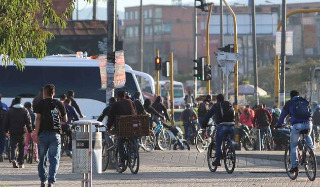 Ciclistas transitan en localidad de Kennedy en medio de cuarentena