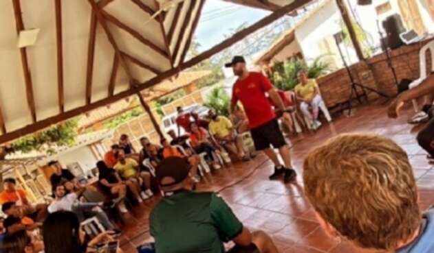 Los influencers se encuentran en un espacio de esparcimiento en Santa Marta, realizando diversas actividades al parecer sin tapabocas y sin distanciamiento