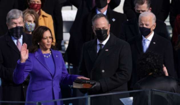 Kamala Harris jura como primera vicepresidenta de EE.UU.
