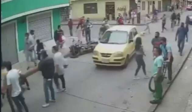 Ladrones se estrellan tras robar a mujer Ladrones se estrellan tras robar a mujer