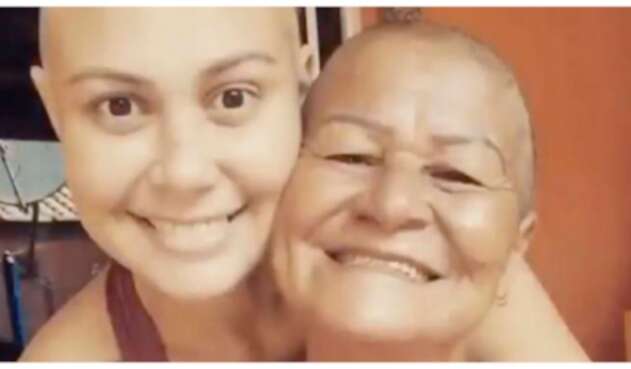Madre se rapó para apoyar a su hija con cáncer.