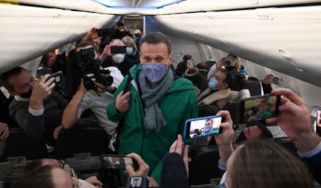 Alexéi Navalni dentro de avión que lo llevaba a Rusia