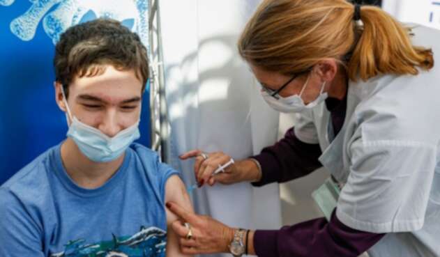 Aplican vacuna contra la covid-19 a adolescentes en Israel