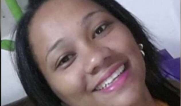 La joven caminaba junto a sus hijos cuando fue asesinada