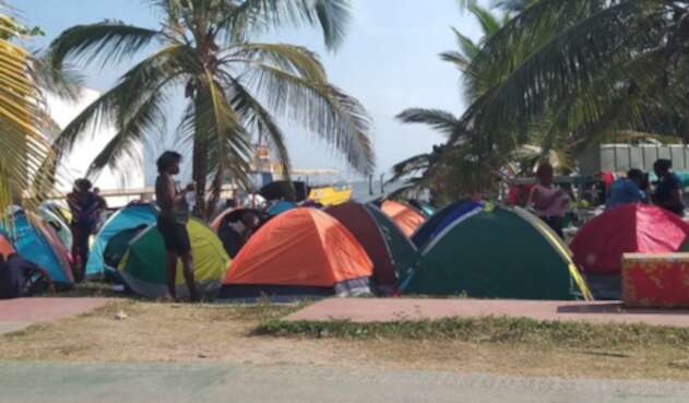Los migrantes varados en Necoclí, Antioquia, permanecen a orillas de las playas del municipio.
