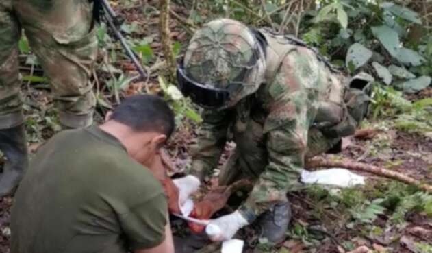 Soldado atiende a miembro del clan del golfo Soldado atiende a miembro del clan del golfo