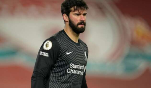 Alisson Becker, arquero del Liverpool, está de luto por muerte de su padre.