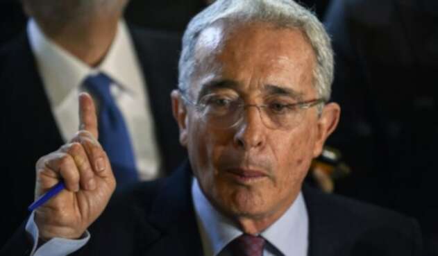 Exsenador Álvaro Uribe Vélez.