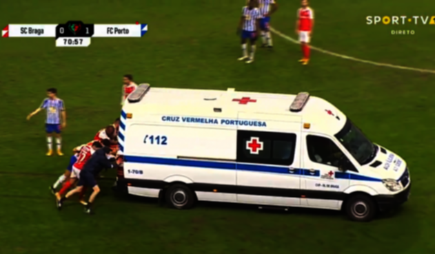 Captura de pantalla, jugadores empujando ambulancia