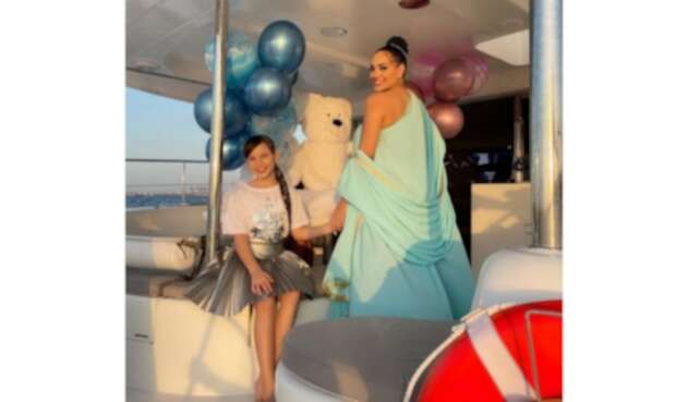 Andrea Valdiri junto a su hija Isabella