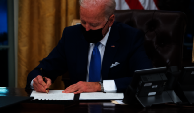 Joe Biden firma decreto para reunificar familias migrantes