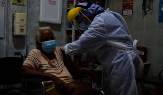 Ya inició la vacunación de adultos mayores en Barranquilla.
