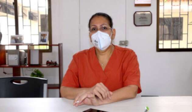 Clara Inéz Patiño, primera médico en recibir vacuna contra covid