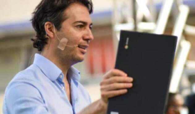 Daniel Quintero Calle entrega computador