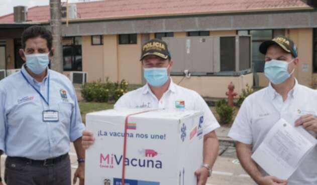 Gobernador de Sucre recibe las vacunas