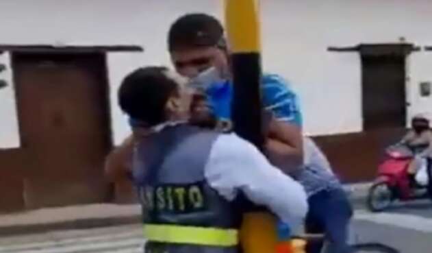 Brutal agresión de un grandulón a una agente de tránsito