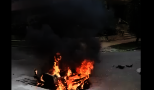 Ciudadanos quemaron motocicleta de presuntos ladrones en Bucaramanga