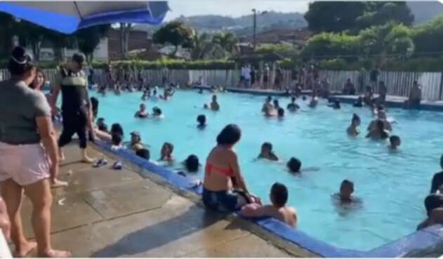 Aglomeración en piscina en Cali