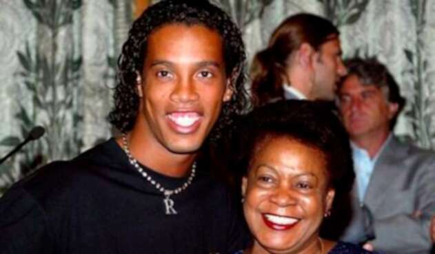 Ronaldinho junto a su mamá Ronaldinho junto a su mamá