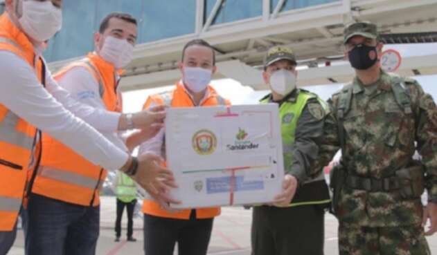 Mauricio Aguilar recibiendo las vacunas Mauricio Aguilar recibiendo las vacunas