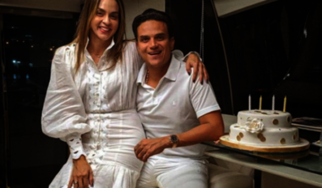 Silvestre Dangond junto a su esposa