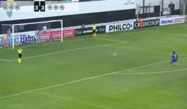 Captura de pantalla, tiro penal ejecutado. Captura de pantalla, tiro penal ejecutado.