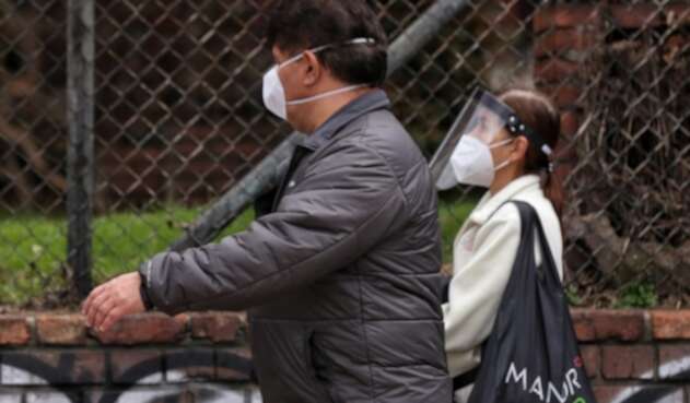 Personas usan tapabocas en medio de pandemia en Colombia