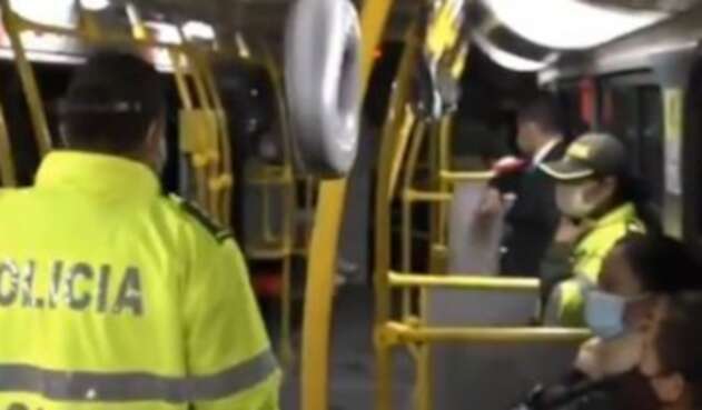 Policías estarán dentro de los buses de Transmilenio para prevenir robos.