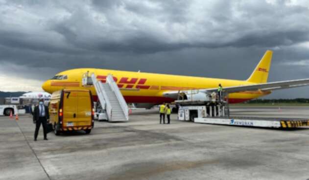 Llegada del primer lote de vacunas contra covid-19 al aeropuerto El Dorado