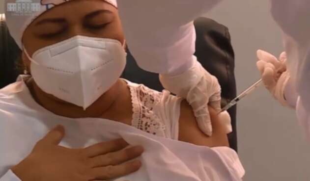 Verónica Machado, primera en recibir vacuna contra covid-19 en Colombia Verónica Machado, primera en recibir vacuna contra covid-19 en Colombia
