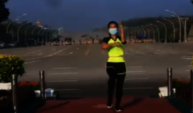Mujer da clase de aeróbicos en pleno golpe de estado