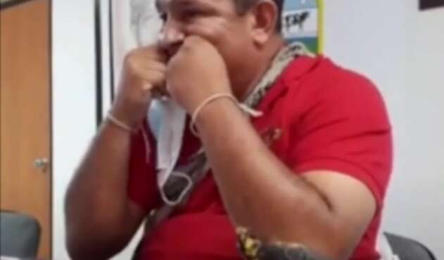 limpió sus dientes con el hilo elástico del tapabocas