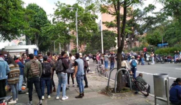 Plantón en Universidad Pedagógica Plantón en Universidad Pedagógica