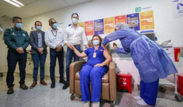 Alba Rocío Montoya, la primera persona vacunada en Medellín.