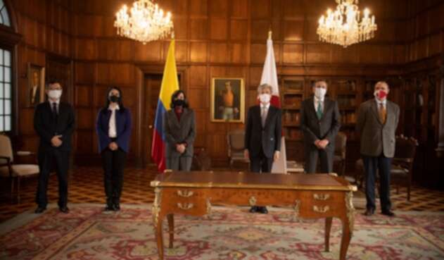 Canciller Claudia Blum, al lado de embajador y empresario de Japón