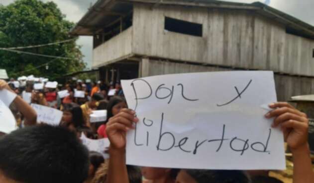 Con estos mensajes, los indígenas de Alto Baudó piden el cese de la violencia en sus territorios.