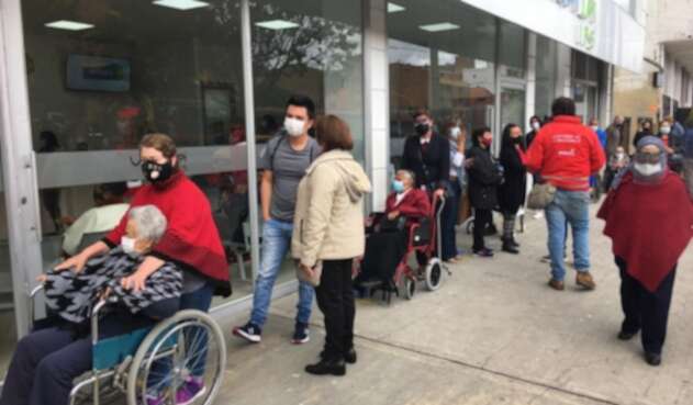 Aglomeración y desorden en vacunación de adultos mayores de 80 años