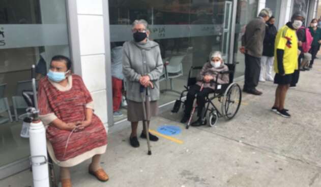 Aglomeración y desorden en vacunación de adultos mayores de 80 años