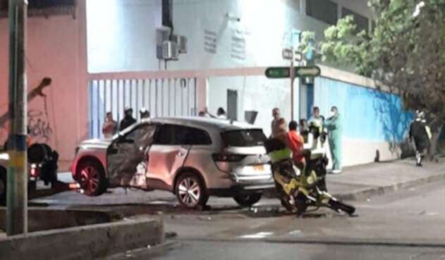 Accidente de motorizada de la Policía y camioneta
