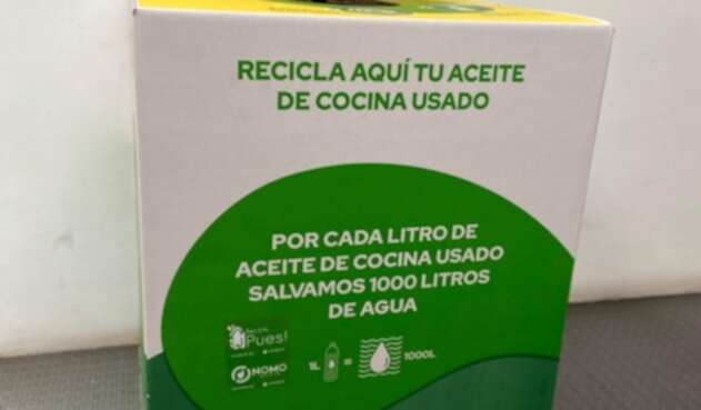 Contenedores para depositar aceite usado de cocina.