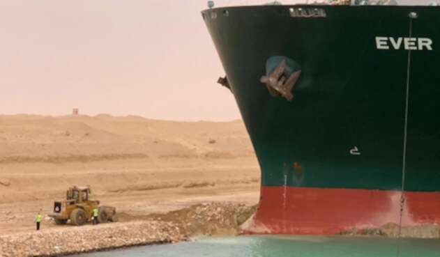 Banco encallado en el Canal del Suez