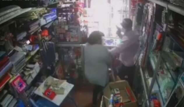Ladrón golpea mujer en Bogotá Ladrón golpea mujer en Bogotá