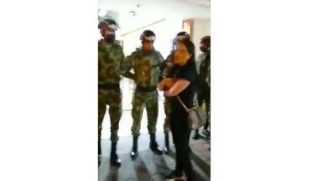 Mujer golea a soldado en el Cantón Norte