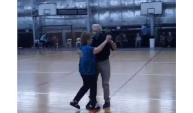 Pareja celebra su aniversario con romántico vals