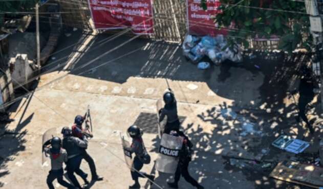 Acusan a policías de agredir a manifestantes en protestas en Birmania