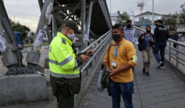 Toque De Queda En Bogotá Hoy : Toque De Queda Hoy 9 De Abril A Que Hora Empieza Revise Los Horarios Y Restricciones En Medellin Cali Y Barranquilla Marca Claro Colombia