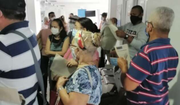 Denuncian aglomeraciones en punto de vacunación de Barranquilla.