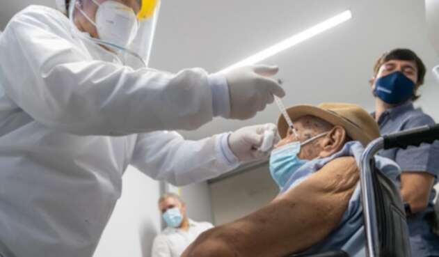 Vacunación contra covid en Colombia avanza con éxito