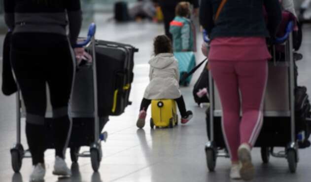 Viajeros en aeropuerto