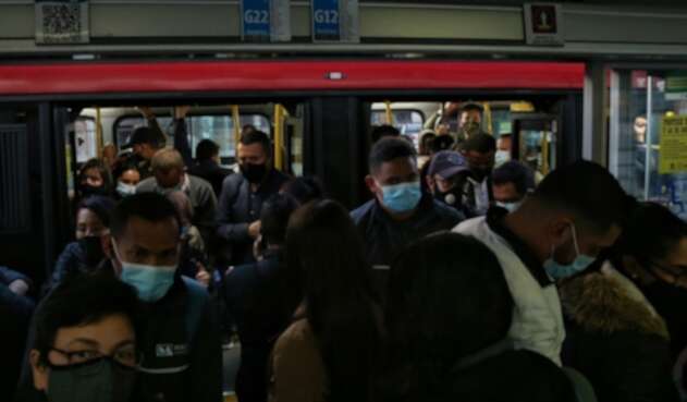 La baja afluencia de pasajeros durante los confinamientos generados por la pandemia acabó afectando a los sistemas masivos de transporte. Aglomeración de Transmilenio en pleno tercer pico de contagios de covid-19